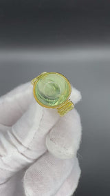 Ausgefallene Handarbeit in 18 Karat Gelbgold mit großem Peridot