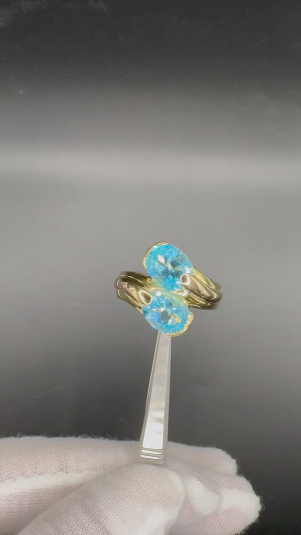 Besonderer Toi et Moi Ring in 18 Karat Gelbgold mit blauen Topas