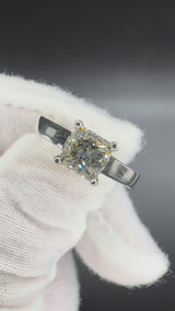 Massiver Solitär Ring in Platin mit hochfeinem Princess-Cut Brillanten