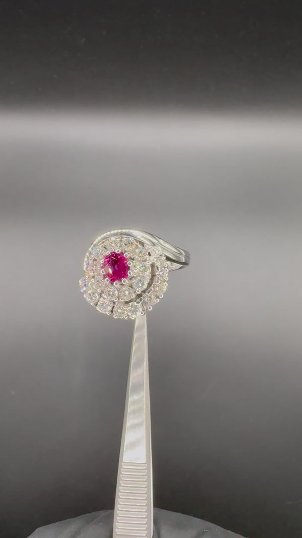 Statement ring in 18 carat white gold with fine ruby ​​and brilliant-cut diamonds