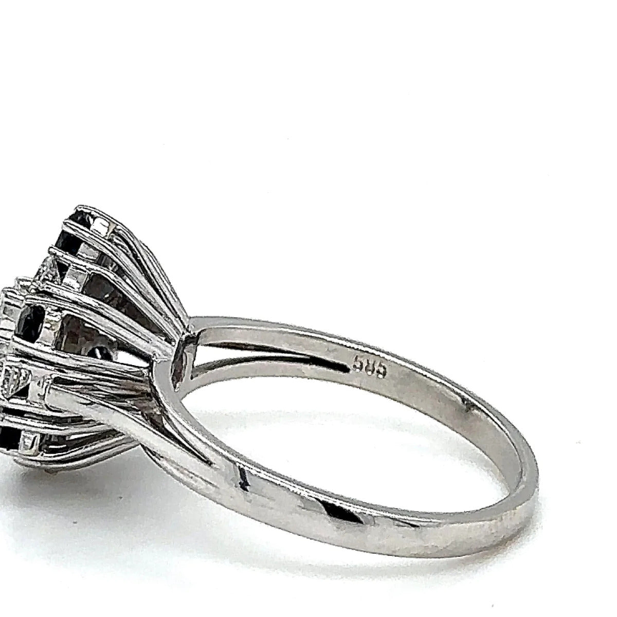 Hochwertiger Entourage Ring in 14 Karat (585) Weißgold mit Saphiren & Brillanten