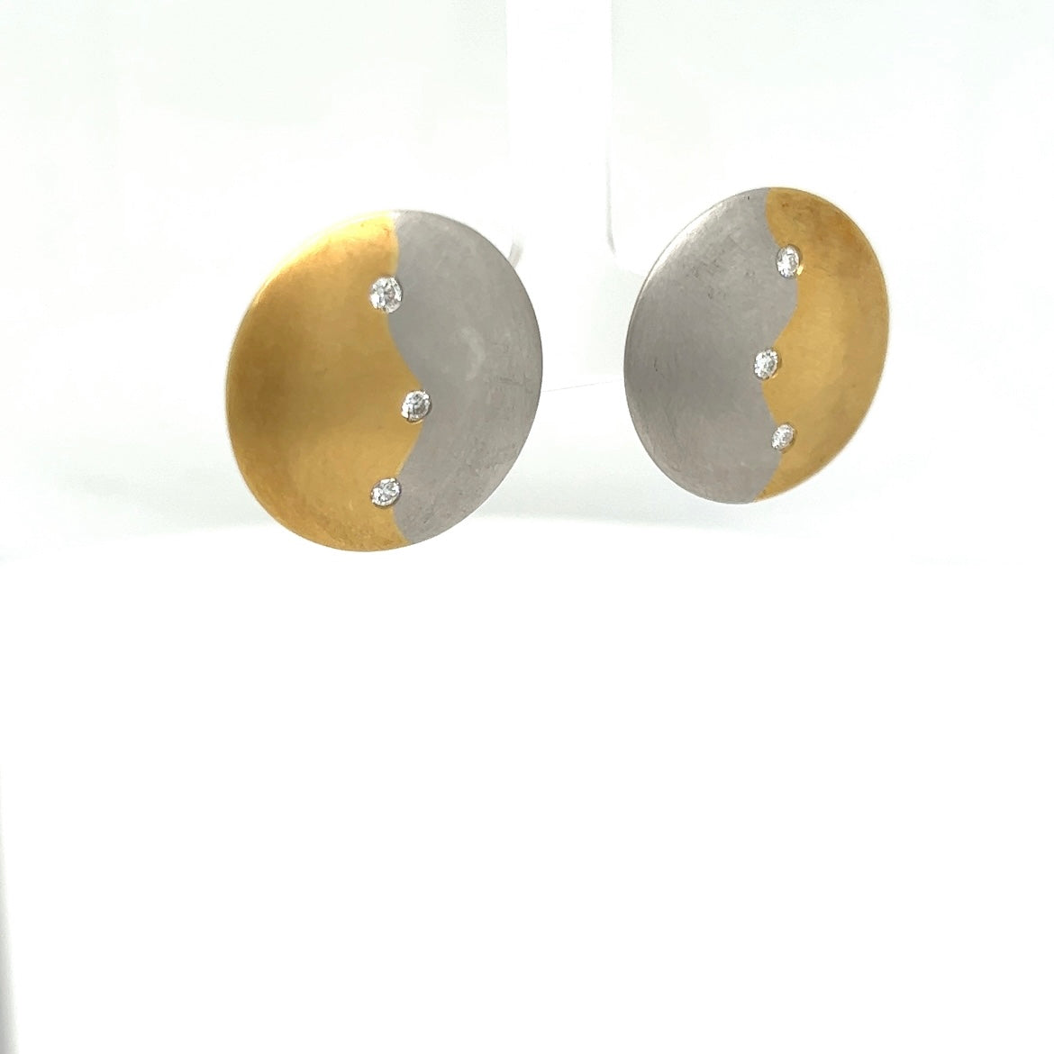 Handgemaakte oorbellen in 18 karaat geelgoud en 950/-. Platina met diamanten