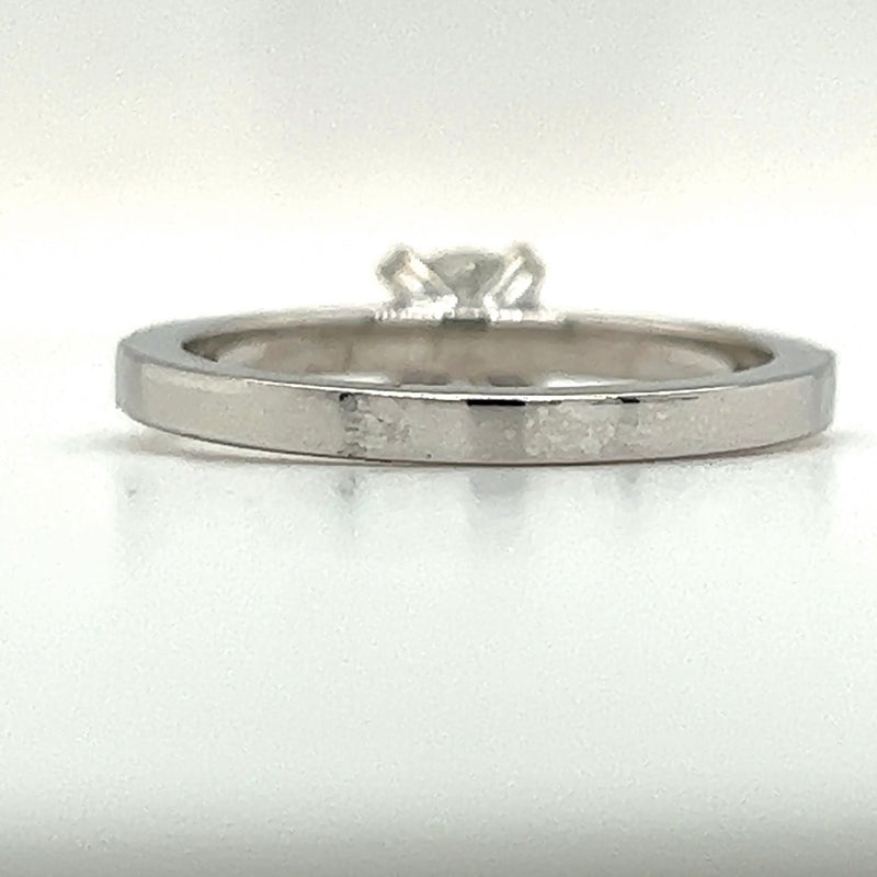 Solitaire ring in 18 karaat (750) witgoud met 0,5 karaat briljant + klein. Diamanten