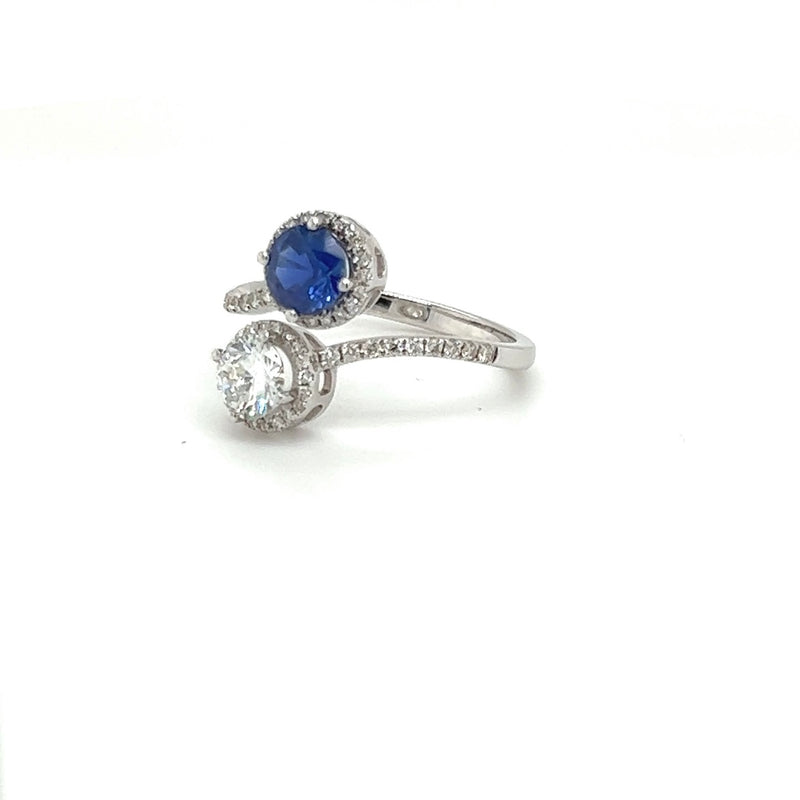 Ring van 18 karaat (750/-.) witgoud met briljant geslepen diamanten en saffier