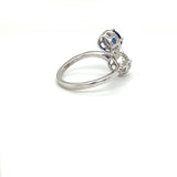 Ring van 18 karaat (750/-.) witgoud met briljant geslepen diamanten en saffier