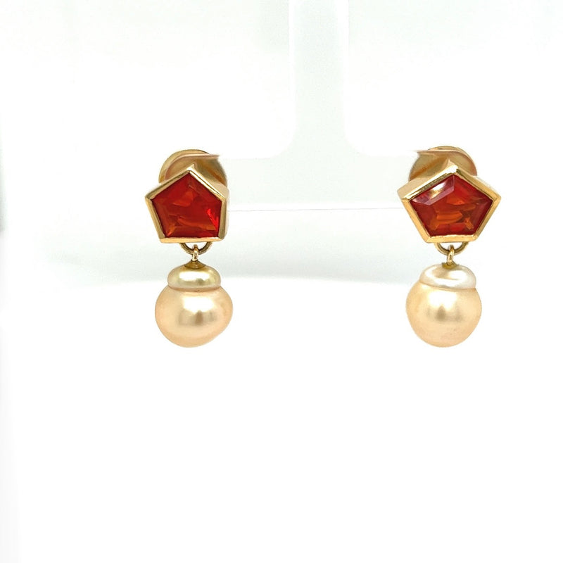 Handgemachte Ohrringe in 18 Karat Gelbgold mit Feueropal und Perlen