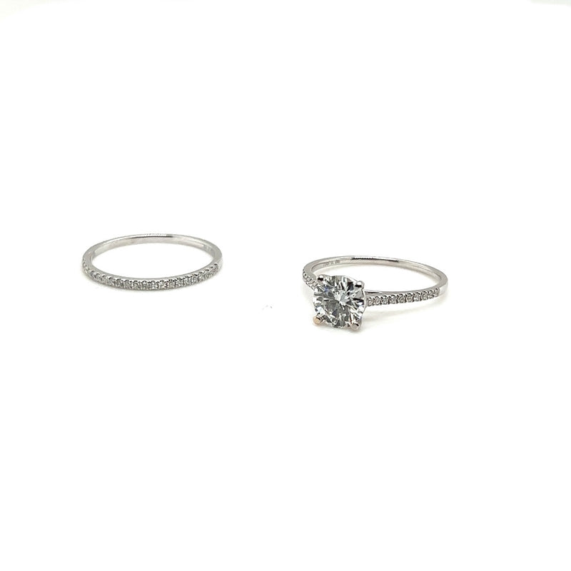Solitaire ring in 18 karaat (750/-.) witgoud met 1 karaat briljant geslepen diamant en vooringezette ring