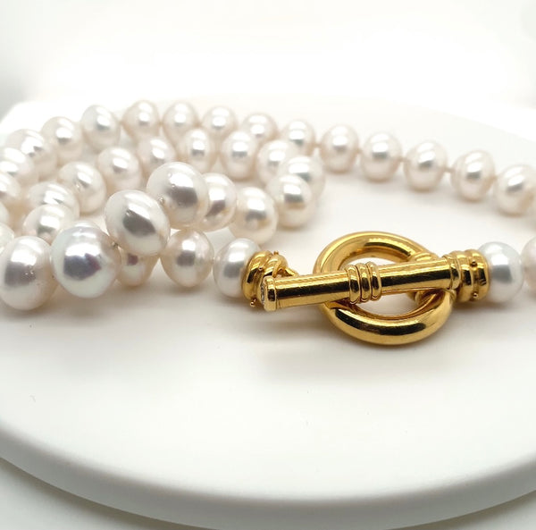 Weiße Perlenkette mit 18 Karat Gelbgold Schloss mit Brillanten