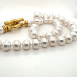 Weiße Perlenkette mit 18 Karat Gelbgold Schloss mit Brillanten