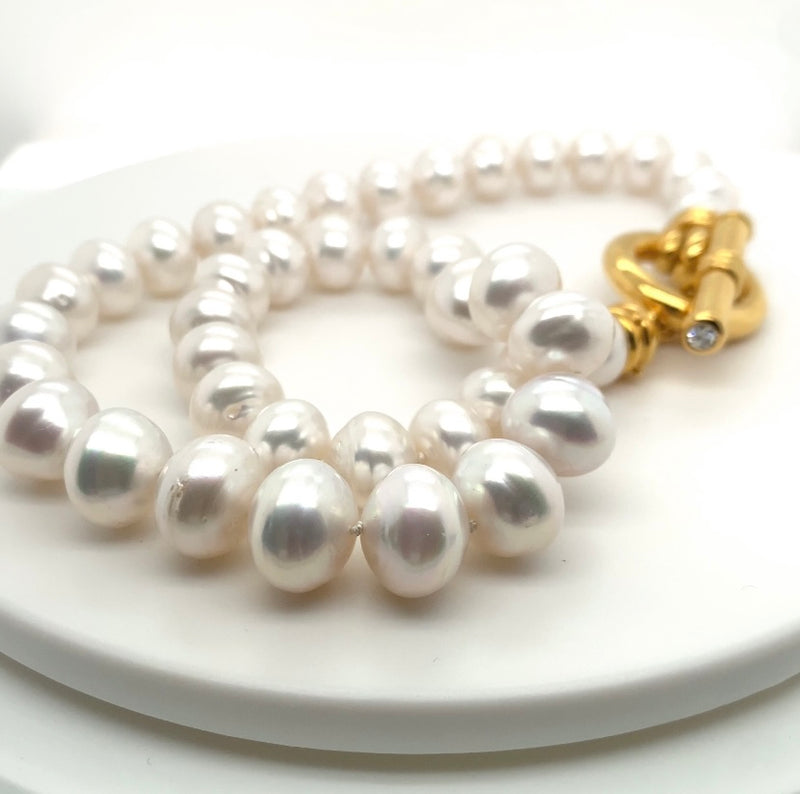 White pearl necklace with 18k yellow gold lock with brilliants