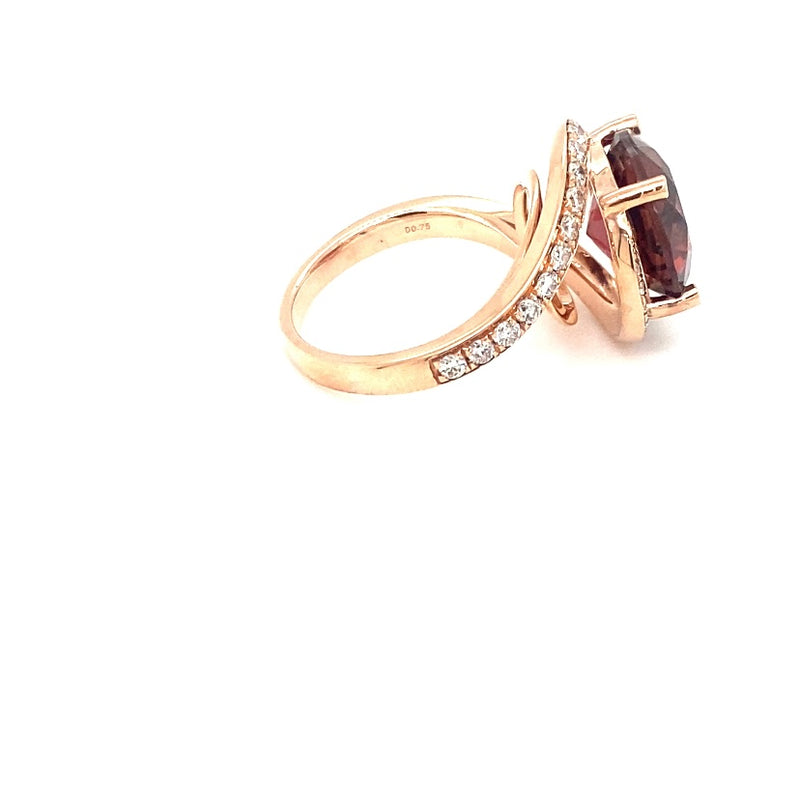 Gemstone ring in 14 carat rose gold with large tourmaline and brilliant-cut diamonds