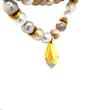 Naturfarbene Perlenkette mit 18 Karat Gelbgoldanhänger mit Brillanten