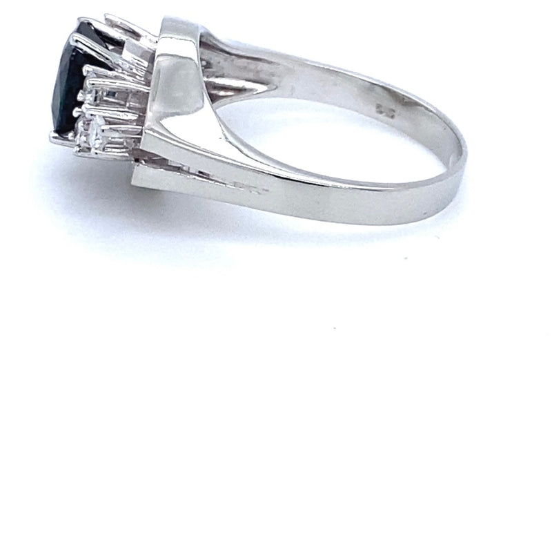 Ring in 14k white gold with a blue sapphire and brilliant-cut diamonds