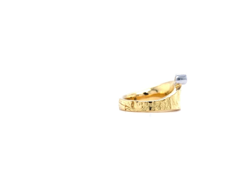 Massieve ring in 18 karaat geel- en witgoud met zeer fijne briljant geslepen diamanten 