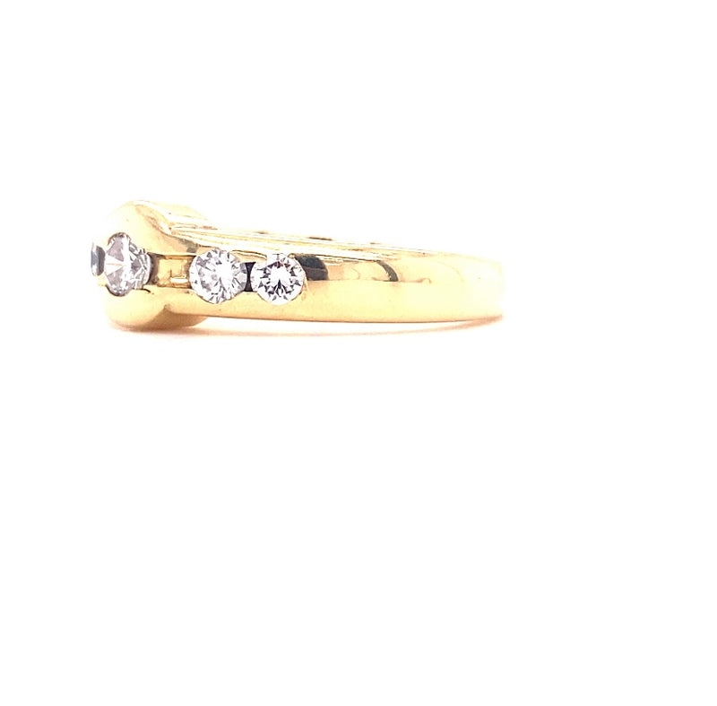 Bijzondere geelgouden ring van 18 karaat met fijne diamanten