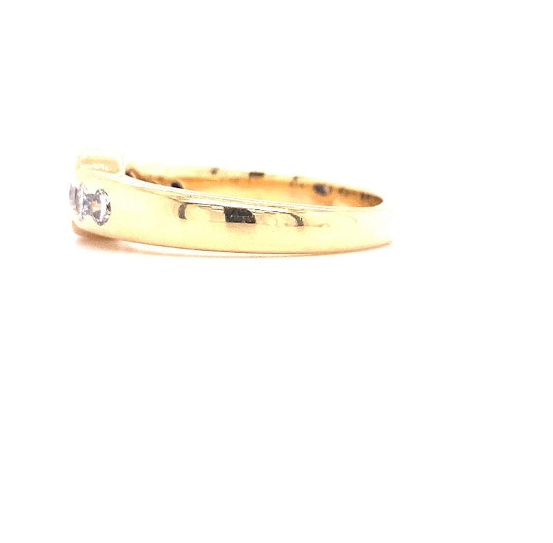 Unusual yellow gold ring in 18 carat with fine diamonds