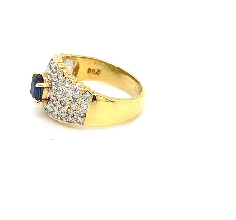 Bicolor ring in 18 carat with brilliant-cut diamonds and blue sapphire