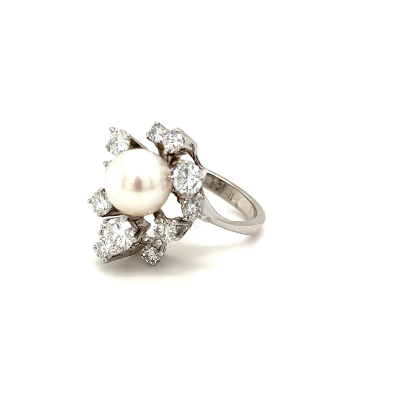 Unusual white gold ring in 18 carat with very fine diamonds and Akoya pearl