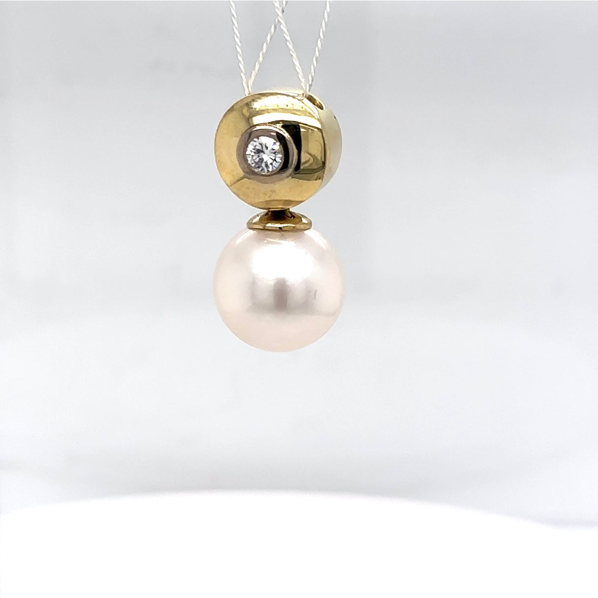 Zeitloser Perlanhänger in 14 Karat Gelbgold mit Brillant