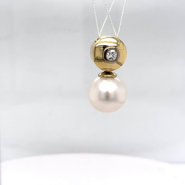Timeless pearl pendant in 14 carat yellow gold with brilliant