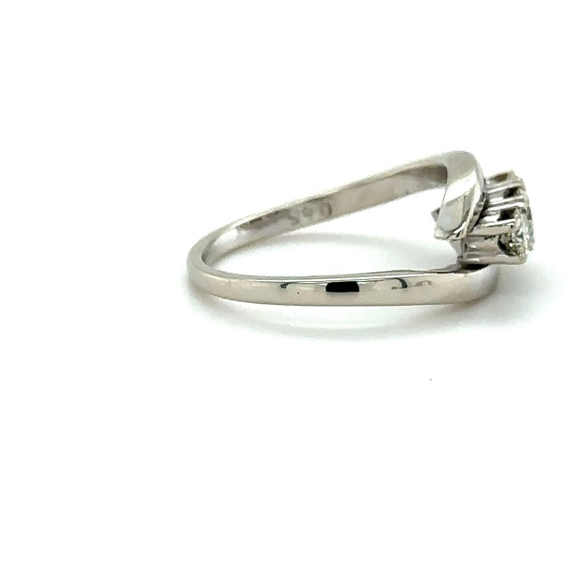 Elegant ring in 14 carat white gold with three large brilliant-cut diamonds