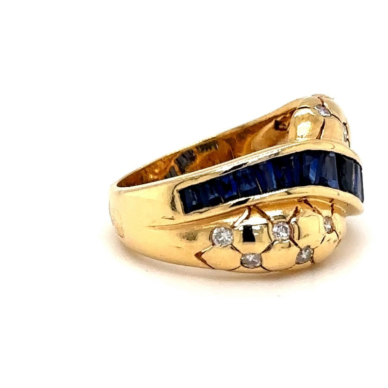 Handgemaakte geelgouden ring van 18 karaat met briljant geslepen diamanten en saffieren