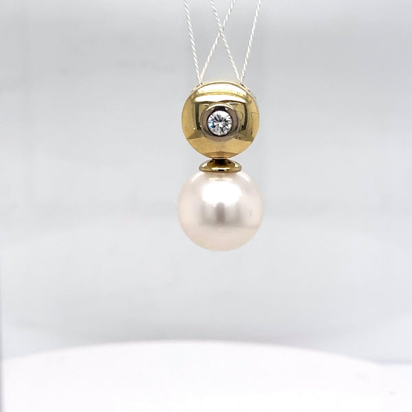 Timeless pearl pendant in 14 carat yellow gold with brilliant