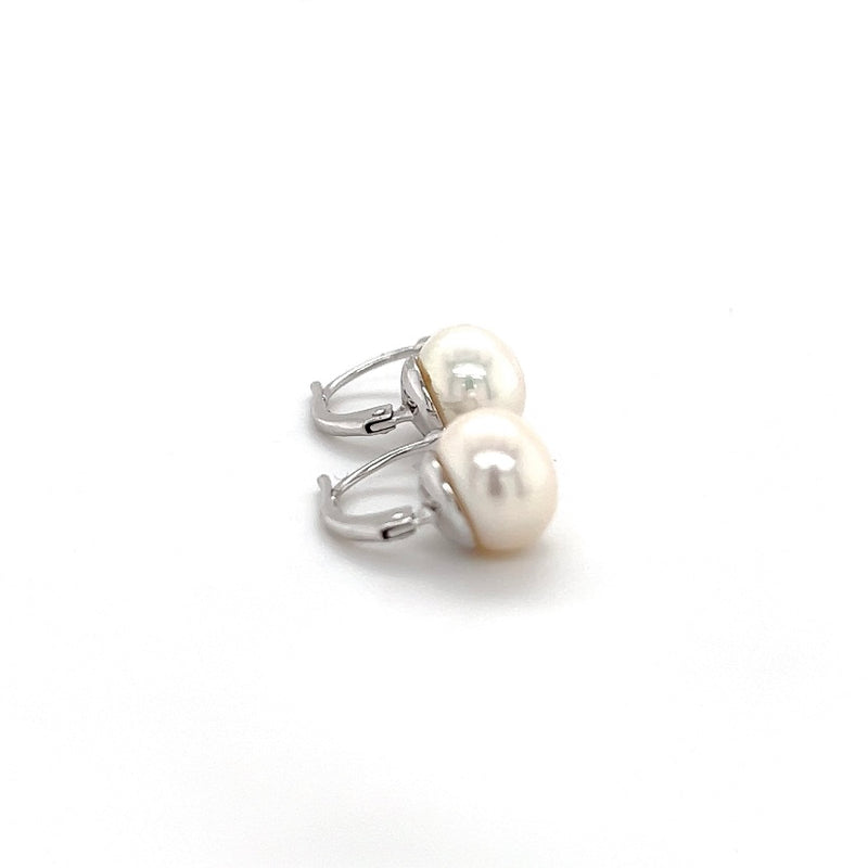 Modern white gold hoop earrings in 14 carat with elegant freshwater pearls