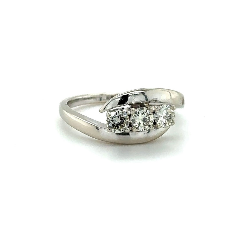 Elegante ring in 14 karaat witgoud met drie grote briljant geslepen diamanten