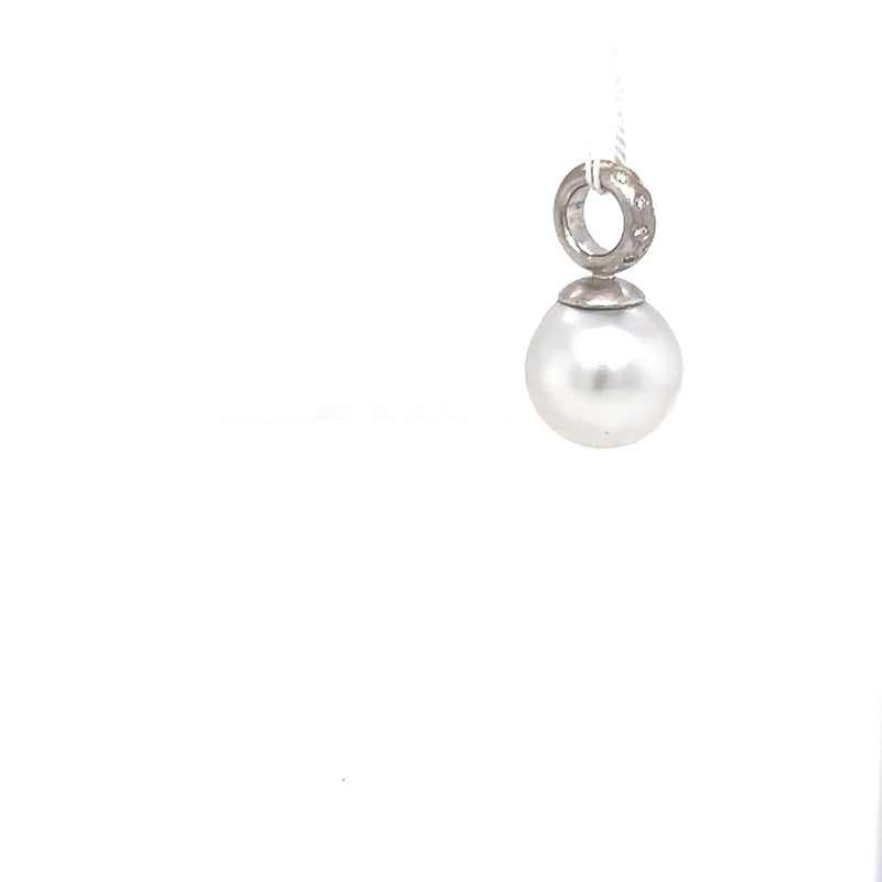 Handmade pendant in 18 carat white gold with fine South Sea pearl and brilliant-cut diamonds