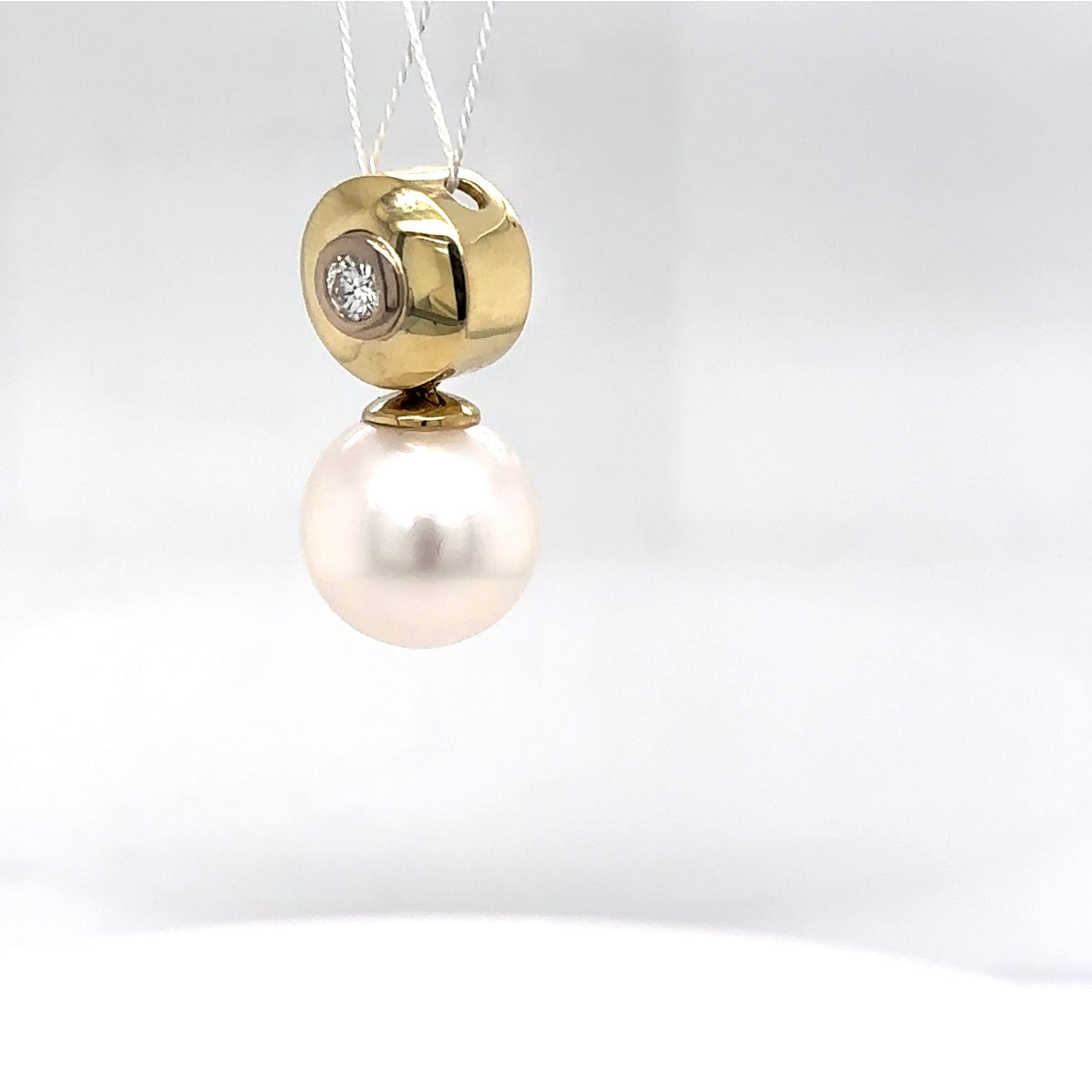 Zeitloser Perlanhänger in 14 Karat Gelbgold mit Brillant